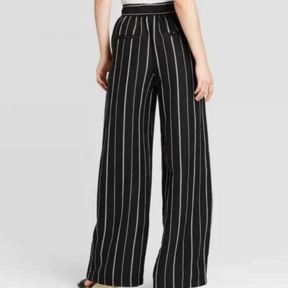 SOLD Mid-Rise Wide Leg Linen Pants - Picture 2 of 4